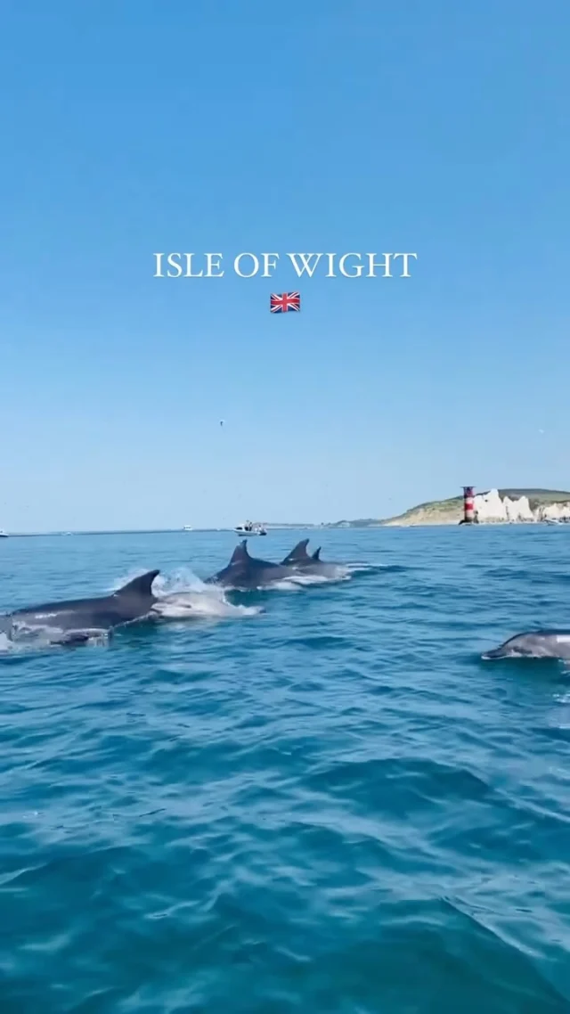 Think the UK can’t compete with the Med? Think again. Golden beaches, stunning coastlines and hidden gems- all just one yacht trip away 🇬🇧

🎥 @kemp.life